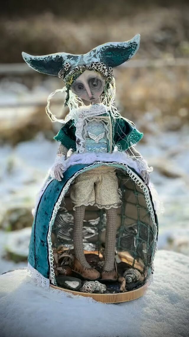Hello friends, happy Friday the 13th, lucky for some 😉Here is Firtha the Whale Herder, she was one of the very first doll sculptures I made 🐋🌊 I hid her away for the longest time, unsure if she was ready to be seen.

Firtha is one of the Finfolk, shapeshifting beings who move between sea and land. Beneath her skirts lies a smaller world, filled with sea debris and human detritus, carrying the memories, traces and stories that drift through time and tides 🕯️🐚
.
.
.
.
.

#finfolk #mythicart #folkloreinspired #dollsculpture #flotsam_fables