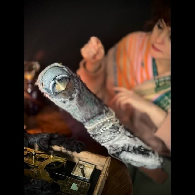 I’ve been really enjoying making this pigeon wall piece to sit alongside my crow 🐦✨

Did you know that in folklore pigeons and doves are often seen as messengers between worlds, symbols of peace, devotion and the soul? In some traditions they even carry prayers to the heavens or guide spirits safely onward.

I love that these beings we see every single day hold such quiet symbolism. Their iridescent feathers catch the light in the most magical way, shifting between greens, purples and blues. They are beautiful, and they are hardy. Ordinary and extraordinary all at once 🌈🕊️
.
.
.
.
.
#pigeon #folklore #flotsam_fables