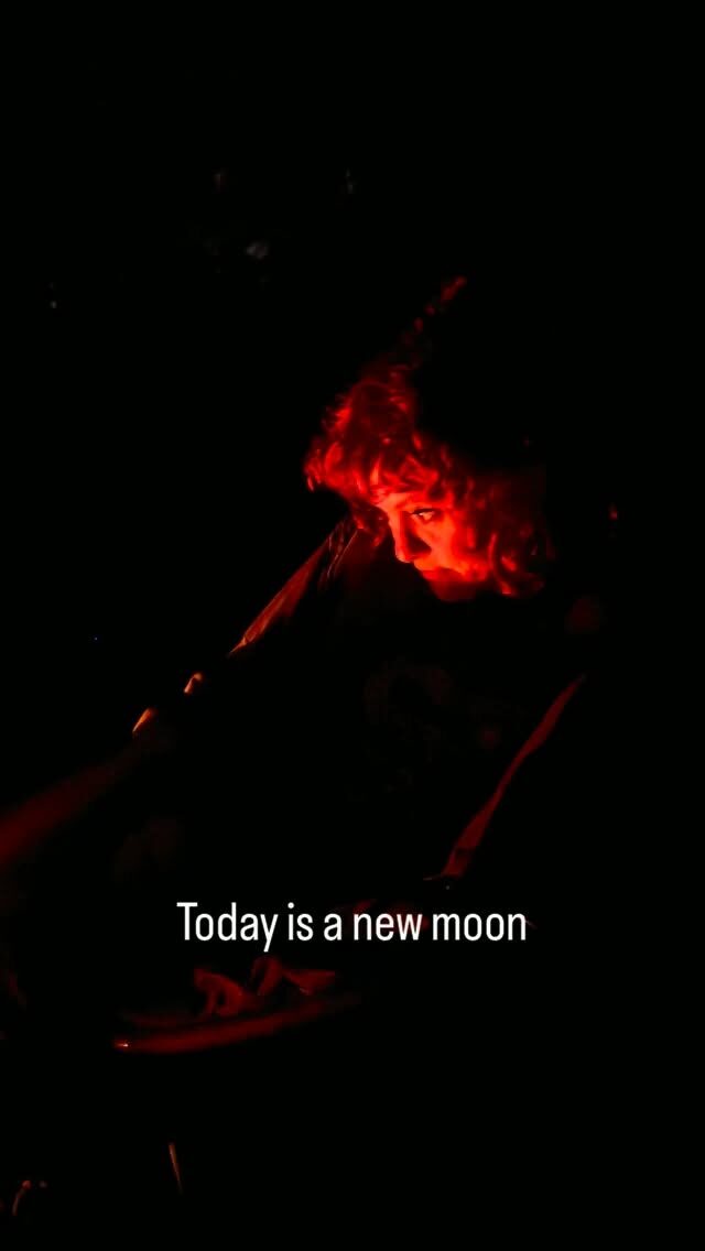 🌑 Today is the New Moon, and it’s also World Mental Health Day.

We all have mental health, and today feels like a good reminder to care for it in the same way we care for our physical health.

To be mindful of what we put into our minds, what we consume and what we give our attention to. To connect with ourselves, spend time with the people we love, and remember to be present in the moment.

I love this time of year. The colder days invite us to slow down, get cosy and gather around a fire. There’s something deeply comforting about sitting around flames, something that connects us to all the humans who came before us.

Time pause, breathe and tend to the inner world too. 🍂🔥🌑
.
.
.
.
.
#flotsam_fables #flotsam_fables_art #newmoon