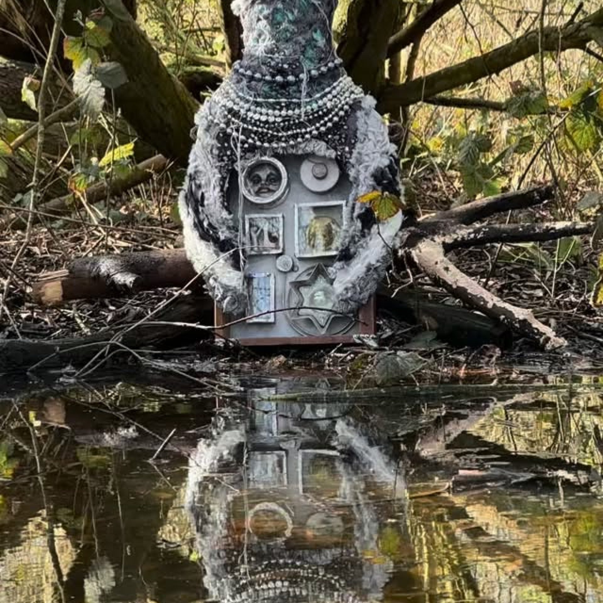 Here she is, finally finished ✨🐦

This pigeon wall piece will, for now, live alongside her brother crow. I’ve always loved pigeons. When I was a teenager my bedroom was high up in the attic of my mum’s tall house, and my cat Elvis would sometimes escape out onto the roof to hunt. One day he brought me a pigeon and left it on my bed. My friends and I nursed that pigeon for days. We called him Chris 🕊️

Pigeons feel like the less revered aspect of doves, those archetypal symbols of peace, purity and the divine. Across cultures they’re linked to spirit and soul, messengers between realms. In dreams they often appear at times of softening, healing, or when a sense of grace is entering the psyche 🌿✨

Today is St George’s Day, and I can’t help but reflect on how he is often used as a symbol of patriotism, especially in today’s climate, when he was actually from Turkey and is the patron saint of many countries. A reminder that cultures have always intertwined and flowed into one another. Like St George, pigeons can be found all over the world 🌍
.
.
.
.
.
#flotsam_fables #pigeonlovers❤️ #birdsinmythology